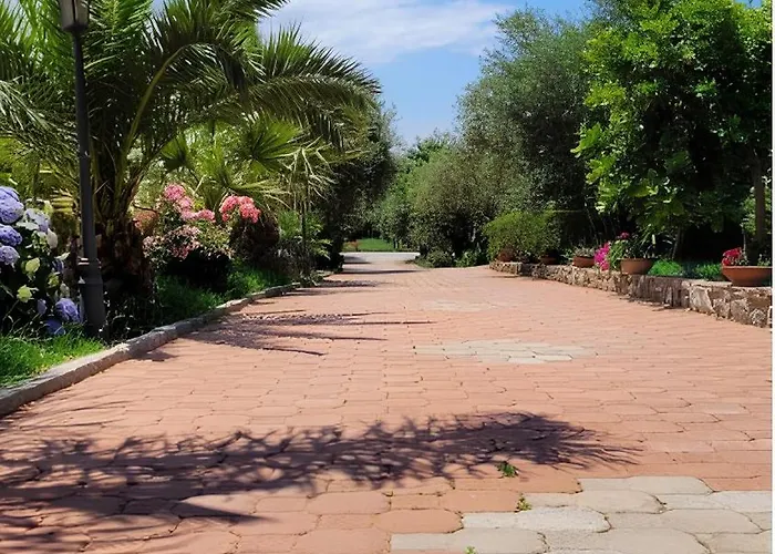 Uliveto Garden לינה וארוחת בוקר באניירה קלאברה